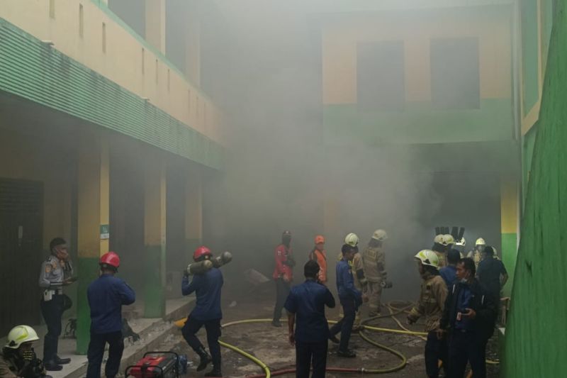 Bantu Padamkan Api, Puluhan Santri Al Mawaddah Ciganjur Sesak Napas Dilarikan ke RS 