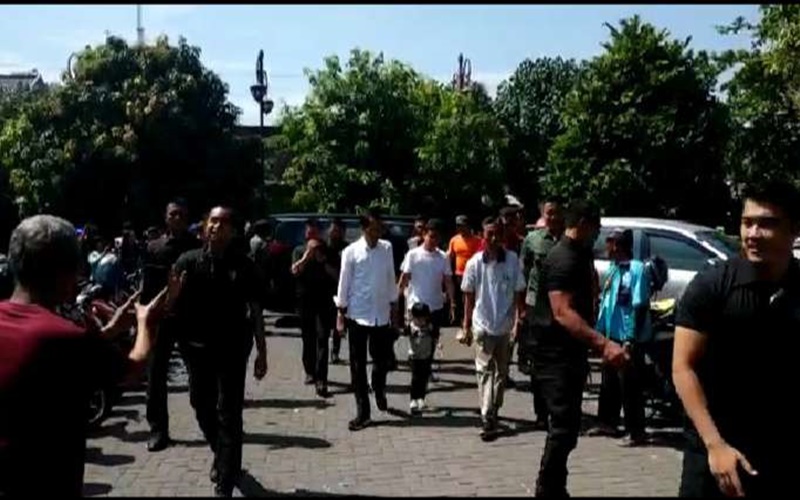 Presiden Jokowi dan keluarga berkunjung ke Pasar Burung Depok, Solo 