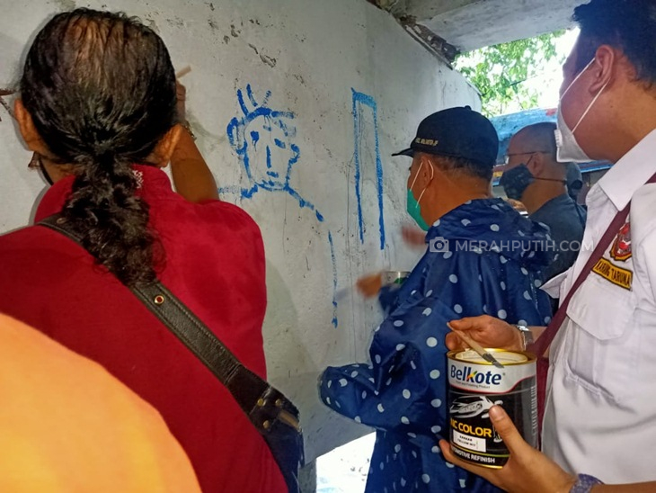 Pembuatan mural secara simbolis di kolong jembatan Pegangsaan, Menteng, Jakarta Pusat. (Foto: MP/Kanugrahan)
