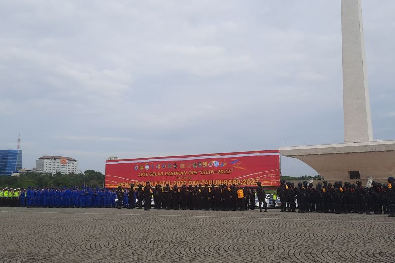 Ribuan pasukan gabungan TNI Polri bersiap mengikuti Apel Gelar Pasuka Operasi Lilin 2022 di Lapangan Cawan Selatan Monas, Jakarta, Kamis (22/12). ANTARA/Laily Rahmawaty