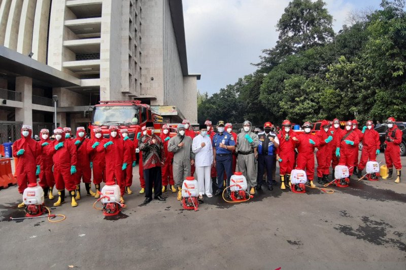 Persiapan penyemprotan disinfektan di Masjid Istiqlal mencegah COVID-19. (ANTARA/HO/ Dokumentasi Sudin Gulkarmat Jakarta Pusat)