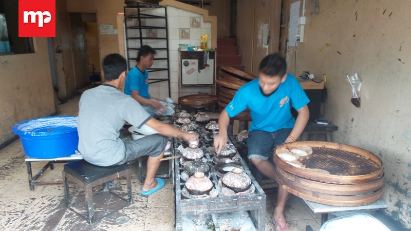 Asiknya Beli Srabi Notosuman Sambil Melihat Proses Pembuatannya