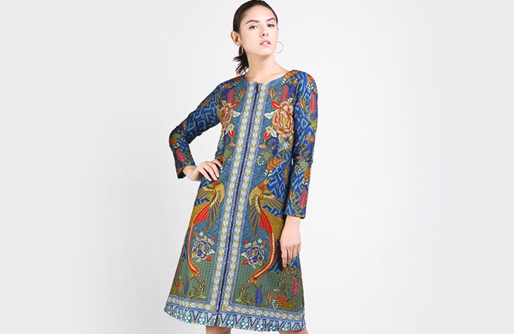 Model zipper dress batik juga cocok untuk penampilan keren saat kerja. (Foto: istyle.id)