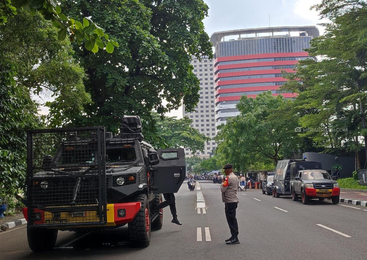 Hadapi Aksi 'Ruatan Rakyat Untuk KPK', TNI-Polri Jaga Ketat Kantor Firli Bahuri