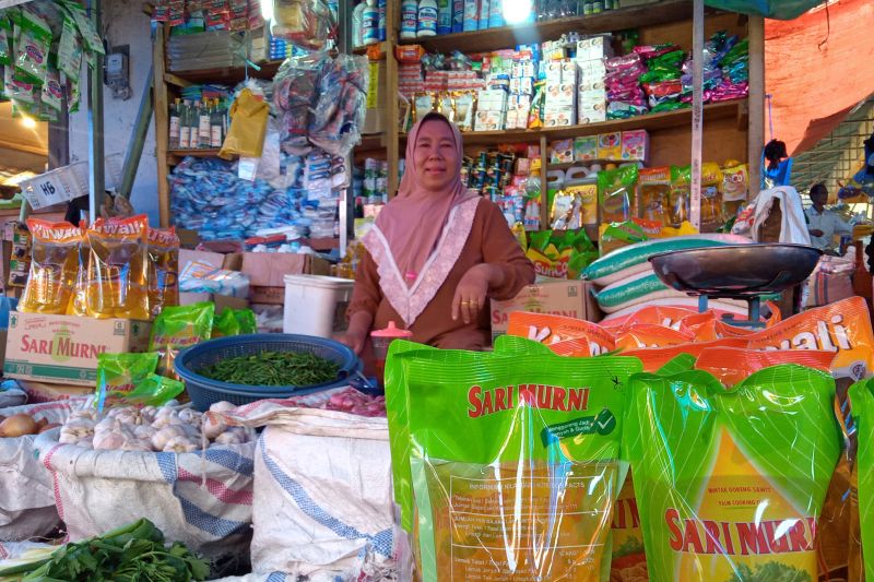 Salah seorang pedagang di pasar tradisional Kota Solok (ANTARA/Laila Syafarud)