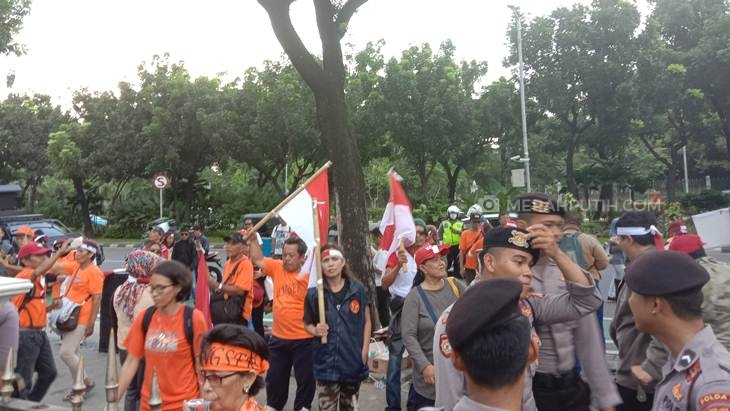 Demo di Balai Kota Ricuh, Massa Lempari Kantor Anies dengan Tomat