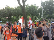 Demo di Balai Kota Ricuh, Massa Lempari Kantor Anies dengan Tomat