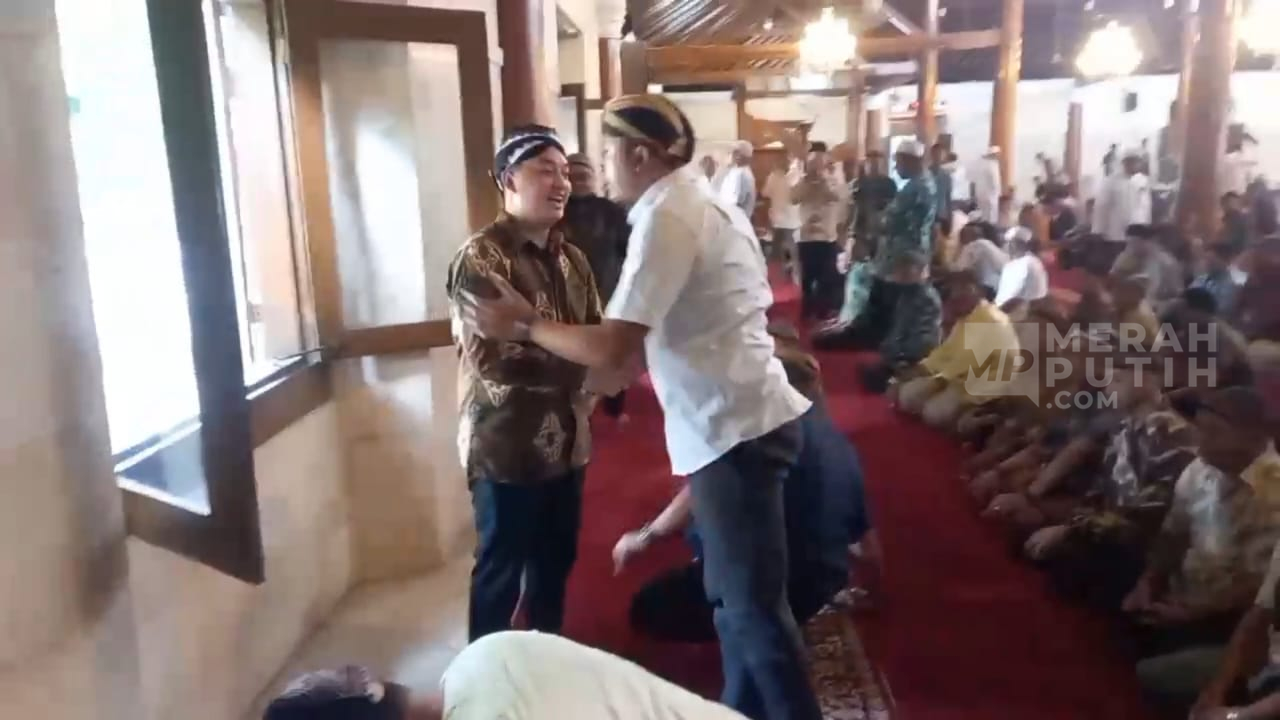 Bertemu di Masjid Agung PB XIV Hangabehi Berpelukan dengan PB XVI Purbaya
