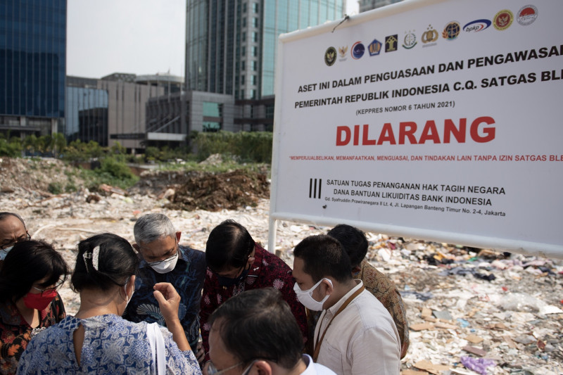 Pemasangan Plank oleh Satgas BLBI. (Foto: Antara)