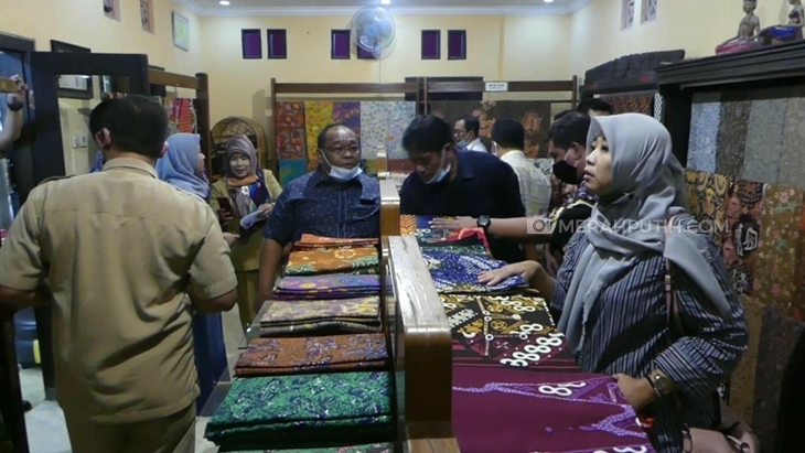  Komisi dDDPRD DIY tengah melakukan kunjungan kerja ke para pengrajin batik di Kulon Progo Yogyakart. (Foto: MP/Teresa Ika)