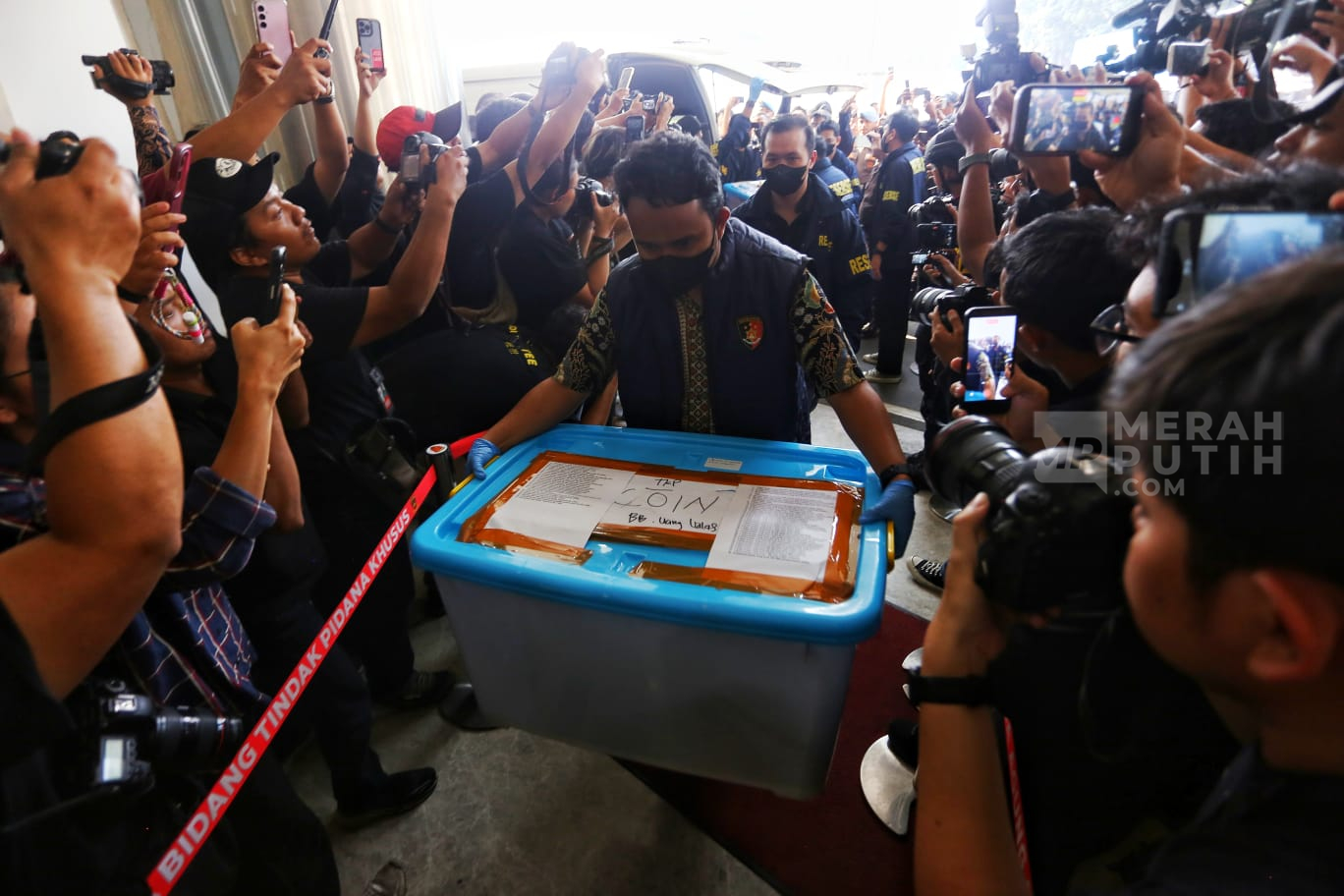 Momen Barang Bukti Kasus Febrie Adriansyah Tiba di Gedung Bundar Jampidsus