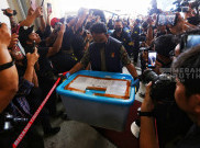 Momen Barang Bukti Kasus Febrie Adriansyah Tiba di Gedung Bundar Jampidsus