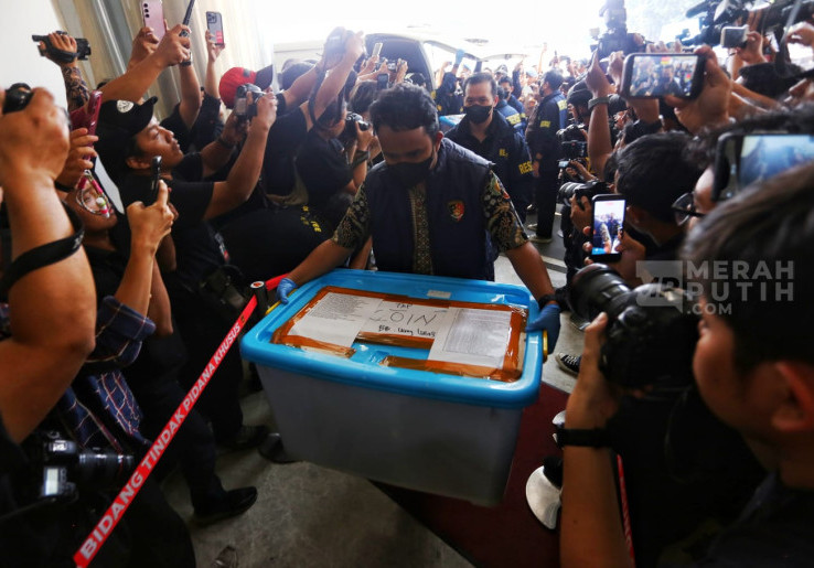 Momen Barang Bukti Kasus Febrie Adriansyah Tiba di Gedung Bundar Jampidsus