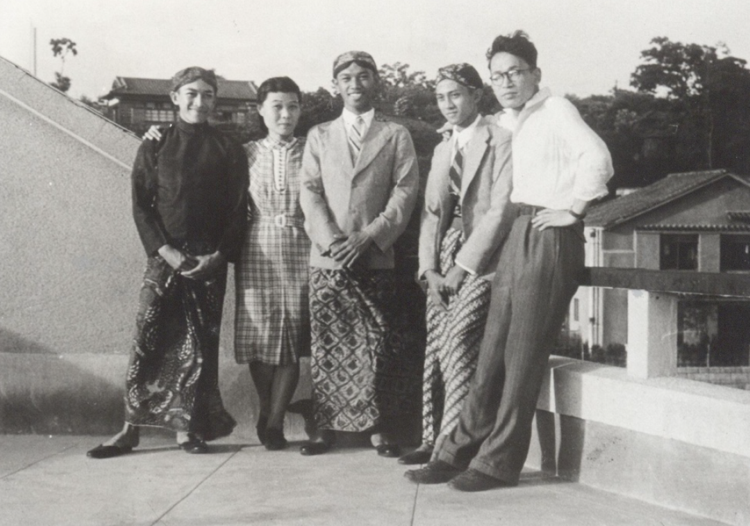 Pelajar Indonesia di Jepang berpakaian adat Jawa pada 1940-an.