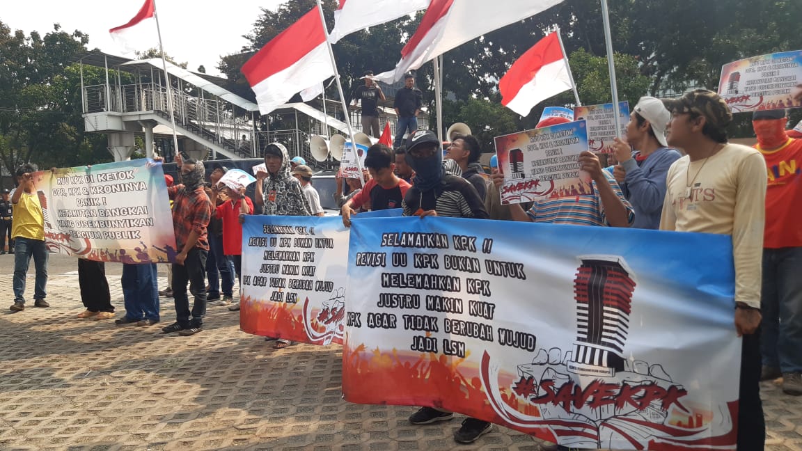 Kelompok massa tergabung dalam Korps Pemuda Antirasuah (KPA) menggelar aksi pawai dari Komisi Pemberantasan Korupsi (KPK), dan Istana Negara, Jumat (6/9). Foto: MP/Kanu