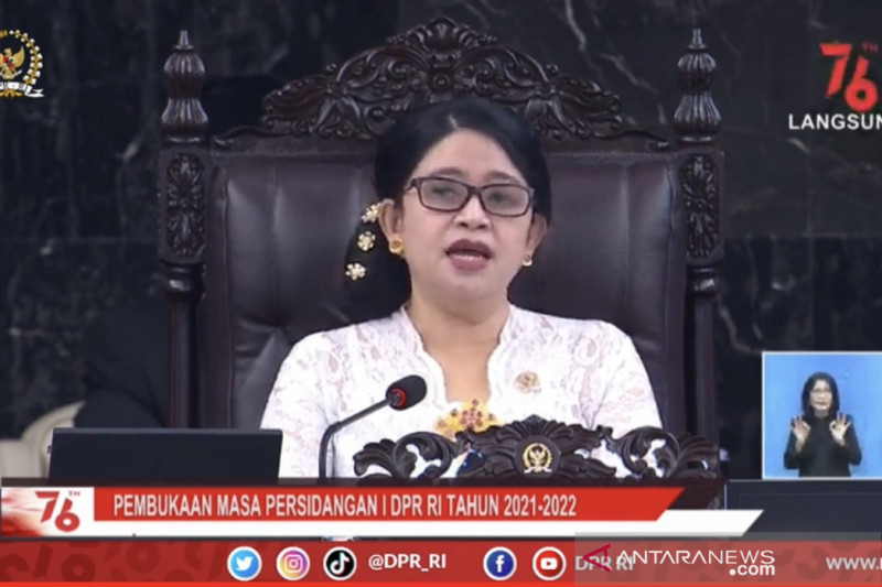 Tangkapan Layar Ketua DPR RI Puan Maharani menyampaikan pidato saat pembukaan Masa Sidang I DPR RI Tahun 2021-2022 di Kompleks Parlemen, Senayan, Jakarta, Senin (16/8/2021), sebagaimana diikuti dari kanal resmi Youtube DPR RI. (ANTARA/Genta Tenri Mawangi)