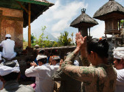 Warga Sekitar Gunung Agung Menggelar Ritual Meayu-ayu