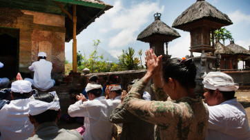 Warga Sekitar Gunung Agung Menggelar Ritual Meayu-ayu