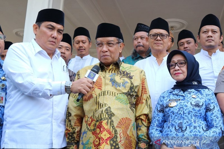 Pengurus Besar Nahdlatul Ulama melakukan kunjungan ke sejumlah pesantren dan ziarah ke makam tokoh NU di Jombang, Kamis (17/10/2019), dalam rangka menyambut peringatan Hari Santri Nasional 2019. (Foto: ANTARA)