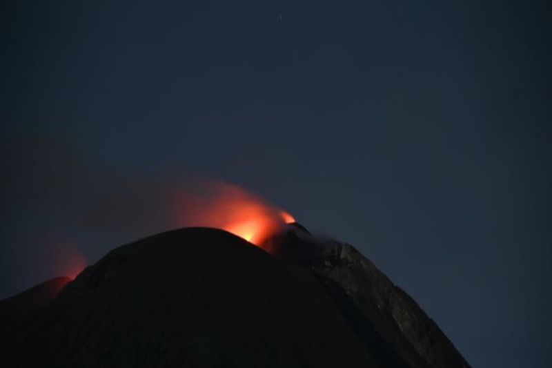 Gunung Ile Lewotolok Masih Lontarkan Lava Pijar, Masyarakat Diminta Waspada