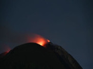 Gunung Ile Lewotolok Masih Lontarkan Lava Pijar, Masyarakat Diminta Waspada