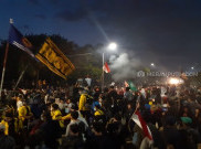  Demo Depan DPR, Polisi Pukul Mundur Massa dengan Gas Air Mata