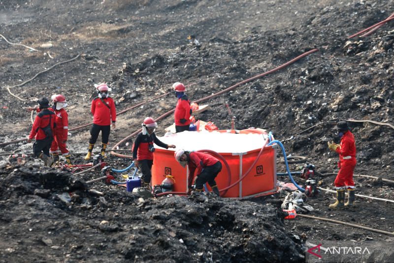 Operasi 7 Jari Baru Berhasil Padamkan 45 Kebakaran TPA Jatiwaringin, Belasan Hektar Masih Membara