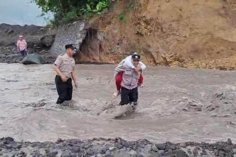 Siswi Tewas Terseret Lahar Dingin Semeru di Sungai Regoyo, Warga dan Motor Masih Nekat Terobos