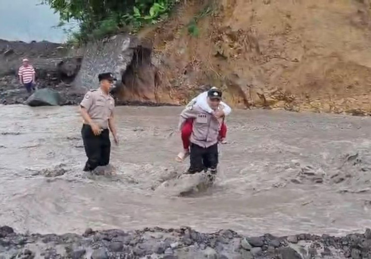 Siswi Tewas Terseret Lahar Dingin Semeru di Sungai Regoyo, Warga dan Motor Masih Nekat Terobos