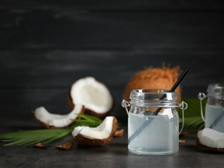 Air kelapa mengandung vitamin C. (Foto: 123RF/Olga Yastremska)