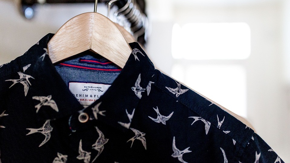 Kemeja motif hitam-putih. (Foto: Pixabay/StockSnap)