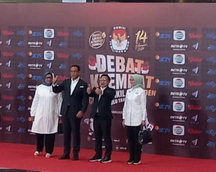 Pakai Setelan Jas, Anies-Cak Imin Acungkan Jempol saat Tiba di Lokasi Debat