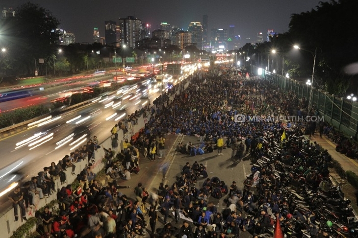 Ribuan mahasiswa dari berbagai perguruan tinggi melakukan aksi unjuk rasa menolak RUU KPK dan RUU RUKHP di depan gedung DPR/MPR, Jakarta, Senin, (23/9/2019). Merahputih.com/Rizki Fitrianto