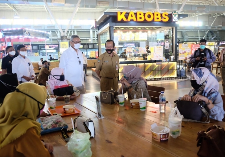 Wakil Wali Kota Solo Achmad Purnomo mengadakan inspeksi penerapan protokol kesehatan di Solo Paragon Mal, Senin (15/6). (MP/Ismail)