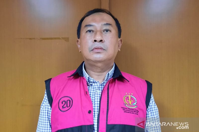 Direktur PT Capitalinc Finance berinisial RL sebagai tersangka dugaan korupsi pembiayaan kredit macet PT BNI Syariah senilai Rp27,89 miliar di Kejaksaan Negeri Jakarta Selatan, Kamis (11/11/2021). (ANTARA/HO-Kejari Jakarta Selatan)