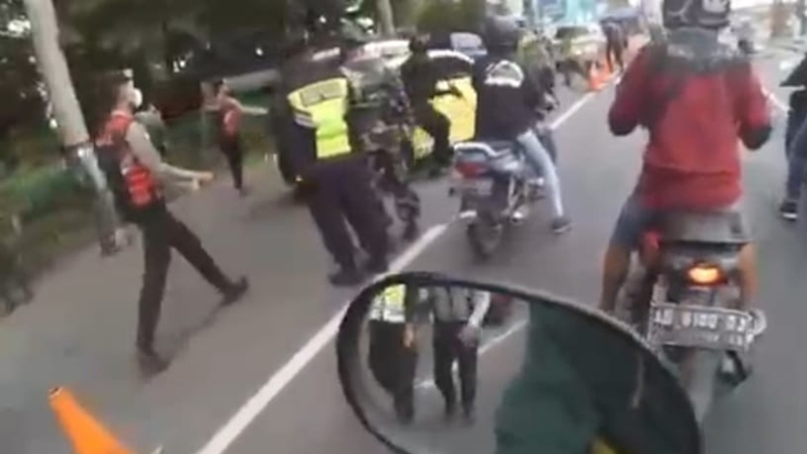 Mobil VW warna kuning berpelat nomor B atau Jakarta menerobos penyekatan yang dilakukan tim gabungan di Pospam Prambanan, Klaten, Jawa Tengah, Minggu (9/5). (MP/Istimewa)