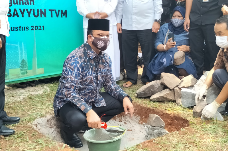 Anies Baswedan saat menghadiri acara peletakan batu pembangunan masjid At-Tabayyun Meruya, Jakarta Barat, Jumat (27/8/2021) (ANTARA / Walda)