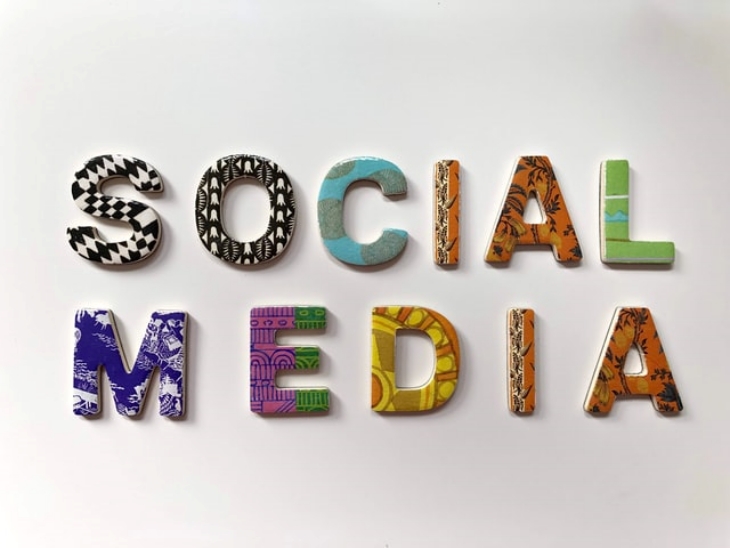 Informasi keliru (disinformasi) mengenai COVID-19 tersebar di platform media sosial seperti Facebook. (Foto: Unsplash/Merakist)
