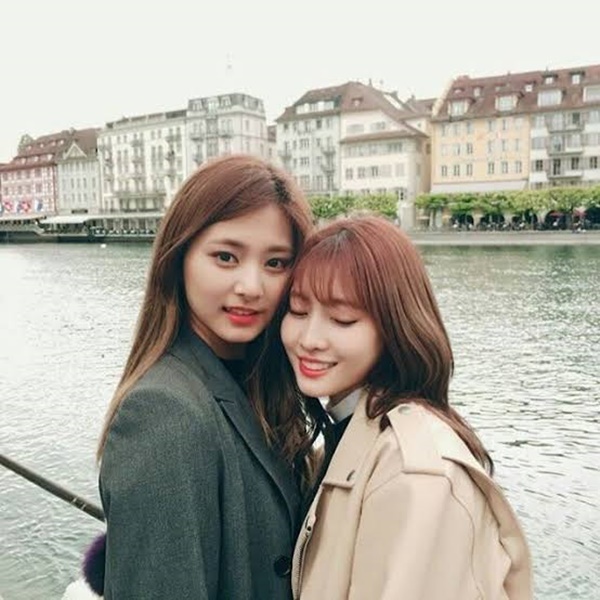 Tzuyu dan Momo TWICE