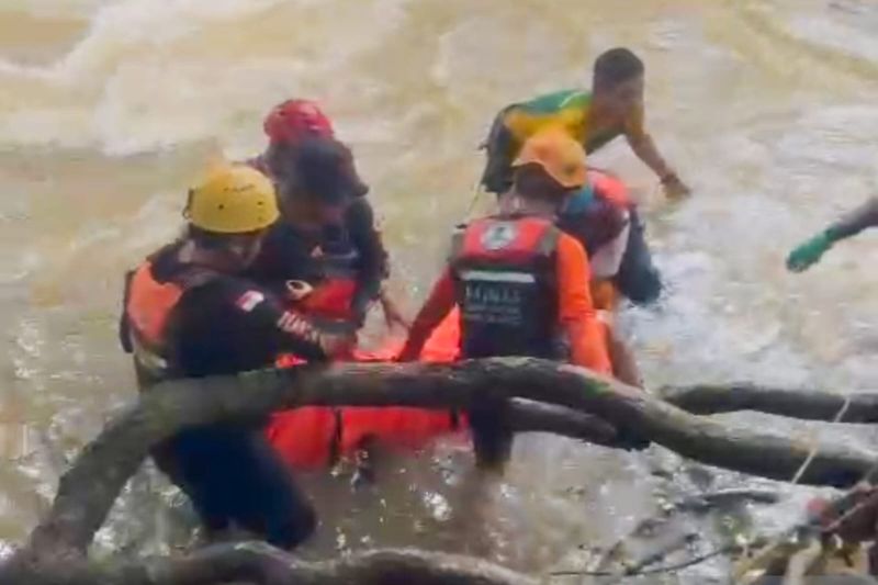 Tim SAR Temukan 3 Mahasiswa Unhas Terseret Arus Sungai Maros, Kondisi Meninggal Dunia