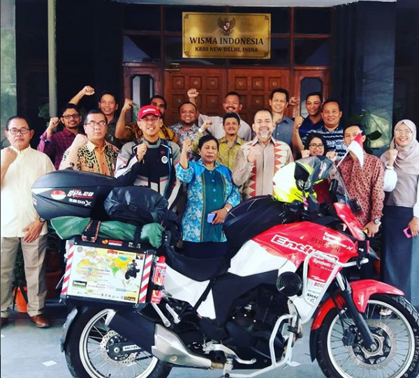 Stephen Langitan dan Motor 'Merah-Putih' Tiba di KBRI Islamabad