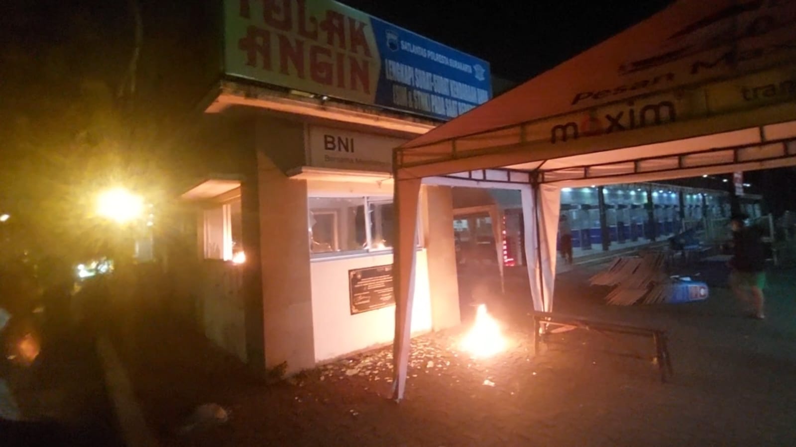 Pos Polisi dan Halte Batik Solo Trans Dibakar, Massa Didominasi Berkaos Hitam