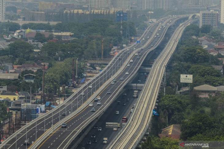 Sejumlah kendaraan melintasi Tol Layang (Elevated) Jakarta-Cikampek II di Bekasi, Jawa Barat, Minggu (15/12/2019). ANTARA FOTO/Fakhri Hermansyah/aww (Sejumlah mobil menggunakan Tol L/Fakhri Hermansyah)