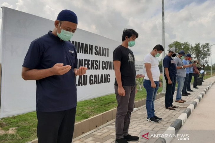 Arsip Foto. Sebelas anak buah kapal yang dinyatakan bebas dari serangan COVID-19 berdoa bersama usai menjalani masa karantina di RSKI Pulau Galang, Kepulauan Riau. (ANTARA/Pradanna Putra Tampi)