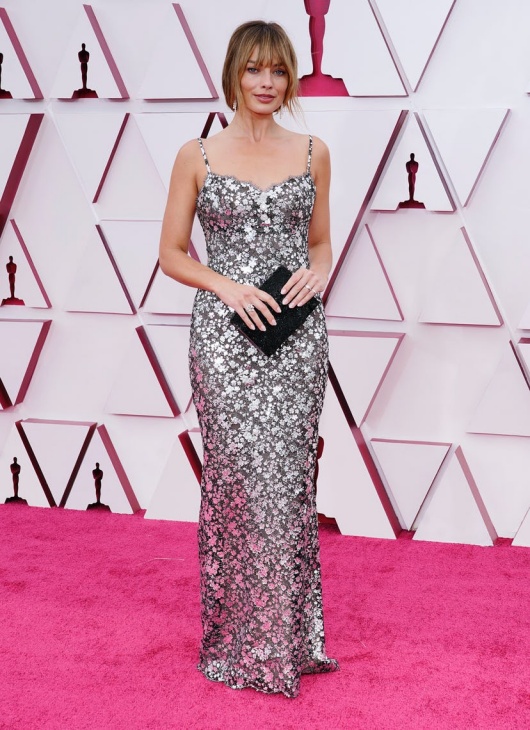 Margot Robbie pada Oscar 2021. (Foto Bustle)