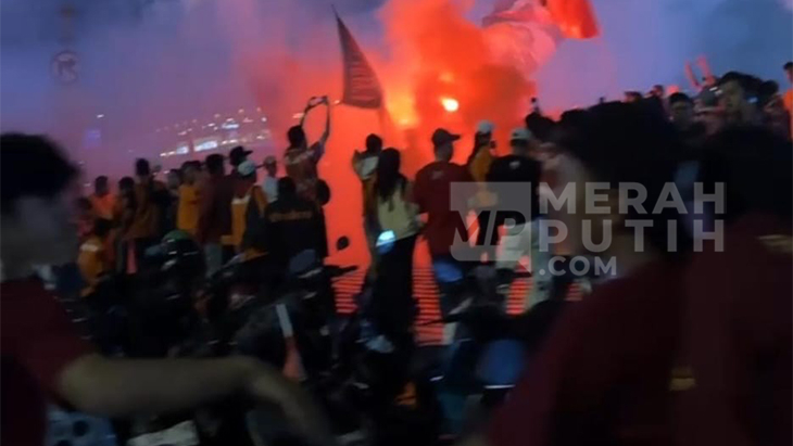 The Jakmania Rayakan Kemenangan Pram-Doel di Bundaran HI