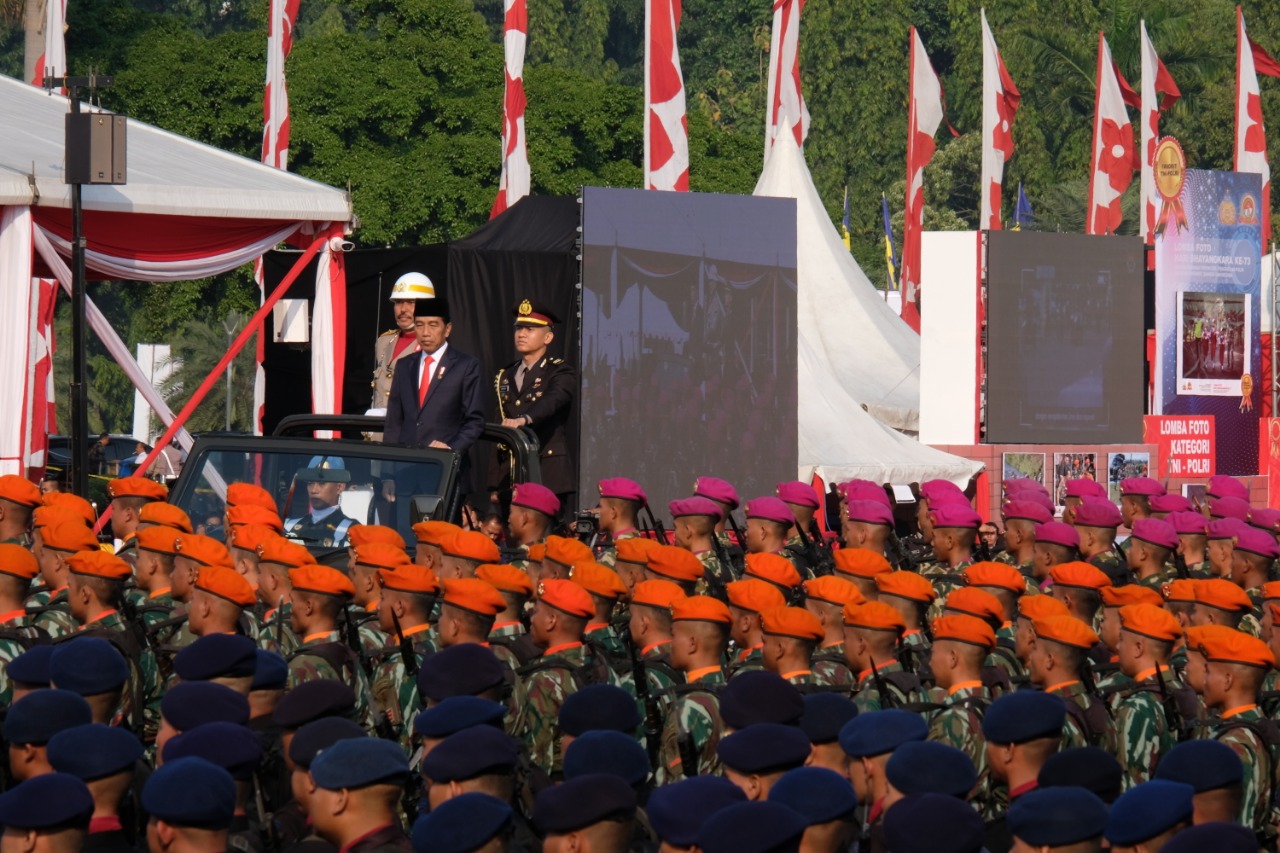 Presiden Jokowi saat jadi inspektur upcara HUT Bhayangkara ke-73 di Silang Monas, Jakarta Pusat, Rabu (10/7). Foto: MP/Kanu