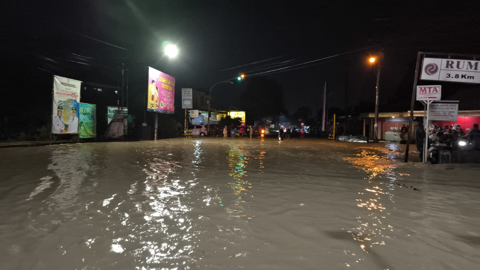 Hujan Deras Bikin Anak Sungai Bengawan Solo Meluap, Jalan Solo-Wonogiri Kebanjiran