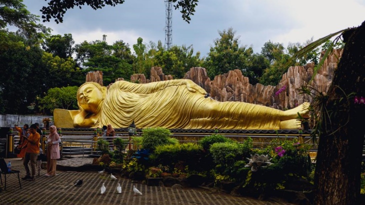 Damainya Menapaki Patung Buddha Tidur Terbesar di Mojokerto