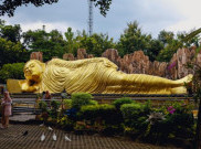 Damainya Menapaki Patung Buddha Tidur Terbesar di Mojokerto